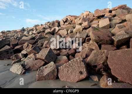 Viele der großen Stein Felsbrocken Verteidigung Barriere aus dem Meer, die Stadt von Penzance, Cornwall UK zu schützen. Stockfoto