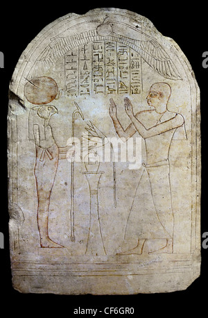 Bestattungsfeier Stele von Irtyrtcha, zeigt den Priester und Goldschmied von Amun, der den falkenköpfigen Sonnengott Ra-Horakhty anbetete. Stockfoto