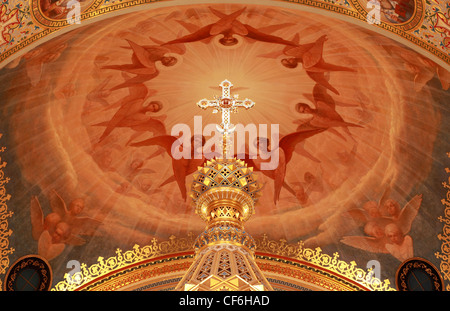 Kreuz auf Altar im Inneren der Kathedrale von Christus den Erlöser in Moskau, Russland Stockfoto