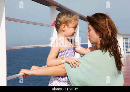 Mutter und Tochter sprechen auf Cruise Liner Deck, Seitenansicht, sonnigen Tag Stockfoto