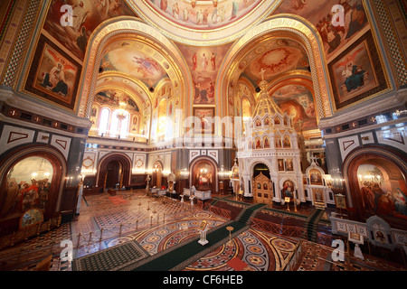 Blick vom Balkon auf große Halle in der Nähe von Altar im Inneren der Kathedrale von Christus den Erlöser in Moskau, Russland Stockfoto