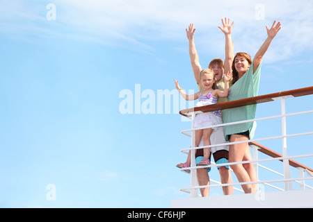 junge glückliche Familie mit kleinen Mädchen mit Uprests auf Yacht die Hände und freut sich auf das Leben von Seele Stockfoto