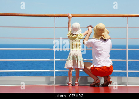 Mutter und Tochter stehen auf Deck der Yacht und sie schauen weit an Bord Stockfoto