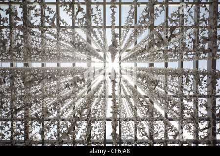 gläserne Decke in öffentlichen Gebäude entkernt mit Schmetterling Girlanden, abstrakten Hintergrund Stockfoto