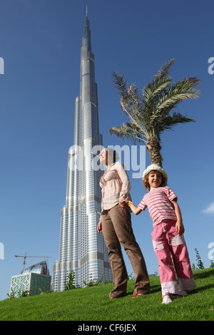 APRIL 17 Mutter-Kind DUBAI Burj Khalifa (Burj Dubai) vorne 17. April 2010 Dubai VAE Emirat Dubai touristischen Zone Naher Osten. Stockfoto