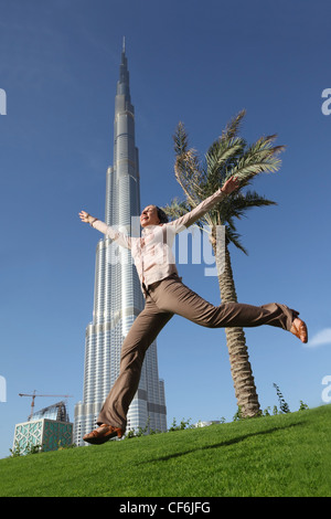 APRIL 17 Happy Tourist-Frau DUBAI Burj Khalifa (Burj Dubai) vorne 17. April 2010 Dubai VAE Emirat Dubai touristischen Zone in der Nähe Stockfoto