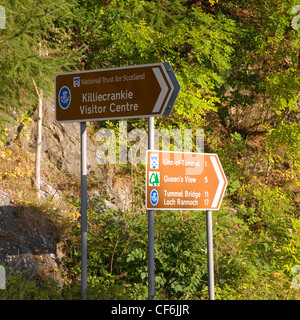 Pitlochry, Perth und Kinross, Schottland. Verkehrszeichen in den Pass von Killiecrankie Wegbeschreibungen zu Orten von Interesse. Stockfoto