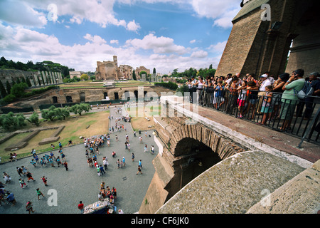 Rom AUGUST 5:Tourists Kolosseum vor Ruinen Tempel Venus Rom größte religiöse Gebäude Roms 135 n. 5. August 2010 Rom Stockfoto