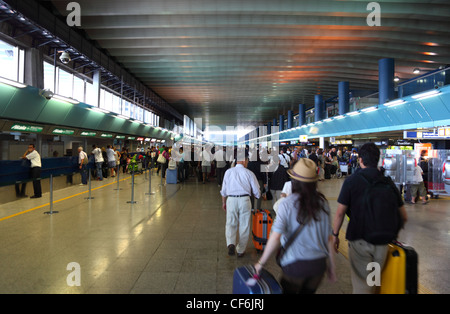 FIUMICINO Italien 6.August drängen sich Menschen Durchgang Registrierung innerhalb des größten Flughafens von Leonardo da Vinci-Fiumicino Airport Italien Stockfoto