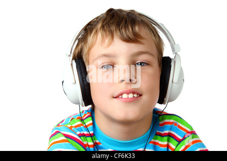 Kleine lächelnde junge im gestreiften Hemd und Kopfhörer Musik hören Stockfoto