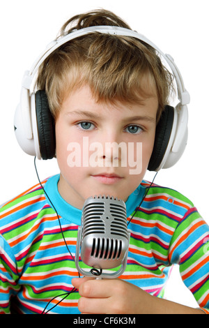 Kleiner Junge im gestreiften Hemd und Kopfhörer mit Mikrofon in Händen Stockfoto