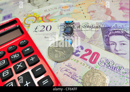 English UK-Banknoten und-Münzen in britischen Pfund Sterling Währungs- und Taschenrechner Stockfoto