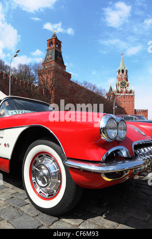 Moskau Russland APRIL 24 Vintage rot Chevrolet Corvette Sportwagen Chrome trim Vintage Auto Rallye Eröffnung Saison 24 April 2010 Stockfoto