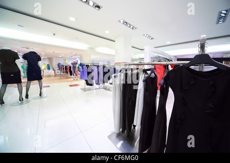 Großes Geschäft weibische Kleidung, Schwerpunkt Pflock auf mitten im Zentrum Stockfoto