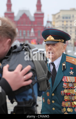 Moskau Russland APRIL 24 großen Vaterländischen Krieg-Veteran wird von lokalen Fernsehsender interviewt 24. April 2010 Moskau Russland. Stockfoto