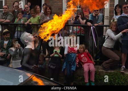 Feuerspucker beim Jack-in-the-Green Mayday Prozession. Altstadt, Hastings, East Sussex, England, Großbritannien Stockfoto