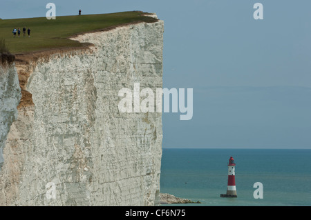 Mit Blick auf die Klippen von Beachy Head und den Leuchtturm aus dem Westen in der Nähe von Birling Gap. East Sussex, England Stockfoto