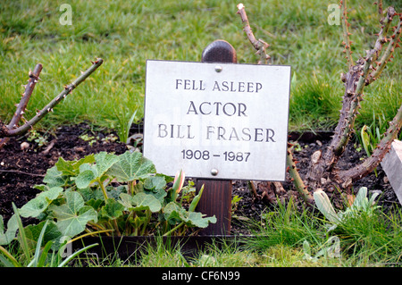 Plakette mit dem Schauspieler Bill Fraser auf dem Kirchhof von St. Pauls, die Schauspieler Kirche Covent Garden, London England UK Stockfoto