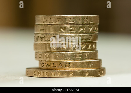 Ein Stapel von 1 Pfund-Münzen sitzt auf einem zwei-Pfund-Münze. Stockfoto