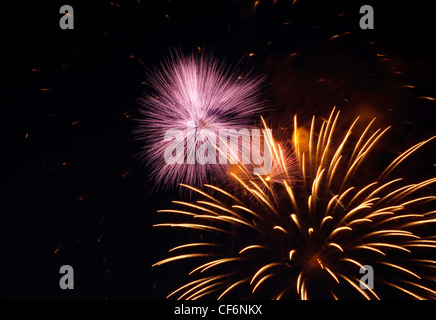 Pyrotechnische Show. Hellen Feuerwerk Explosionen in den Nachthimmel. Stockfoto