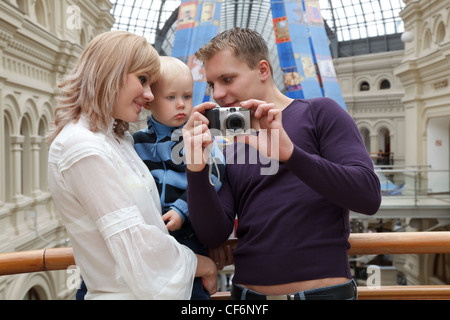 Mädchen mit Baby Bild zeigt Mann mit Digitalkamera. Stockfoto