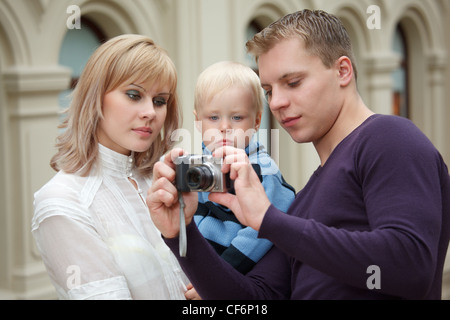 Mädchen mit Baby Bild zeigt Mann mit Digitalkamera. Stockfoto