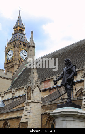 Statue Oliver Cromwell am Westminster Big Ben Clock Tower London Oliver Cromwell тАУ englische revolutionäre Königsmord lord Stockfoto