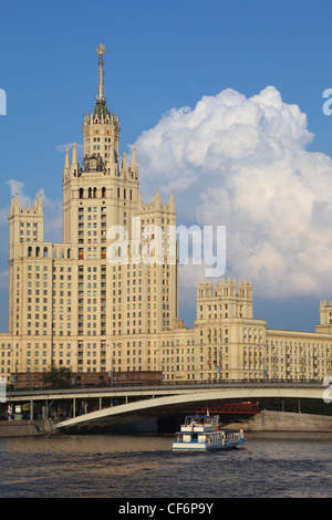 Kotelnicheskaya Damm Gebäude ist eines der sieben stalinistischen Wolkenkratzer Stockfoto