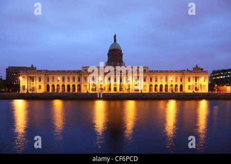 Die südliche Fassade des Customs House in der Nacht in Dublin. Stockfoto