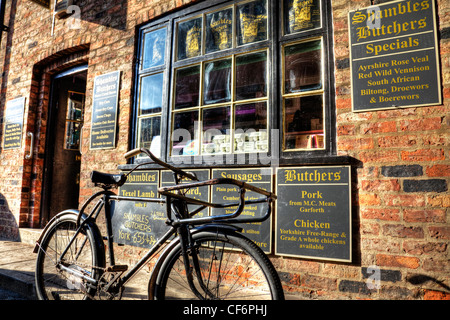 York City, Yorkshire, England Trümmern Metzger in der legendären Trümmern mit traditionellen Metzger Fahrrad außerhalb Stockfoto