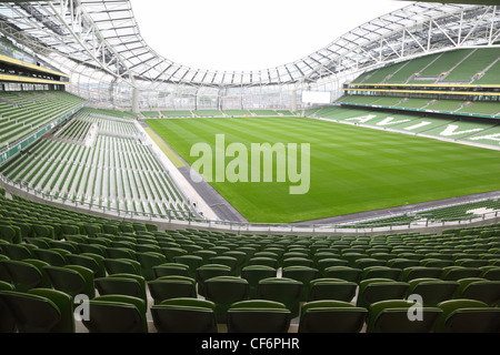 DUBLIN Juni 10 Zeilen grüne Plätze leeren Stadion Aviva Fokus vorne 10. Juni 2010 Sitze Dublin Stadion Aviva Reparatur Stockfoto