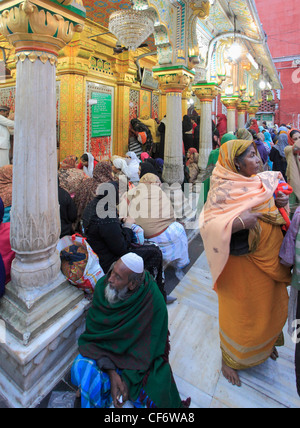 Indien; Delhi; Nizamuddin Chisti; Muslim; Sufi; St.; Schrein; Dargah Hazrat Nizamuddin Aulia; Menschen; Stockfoto