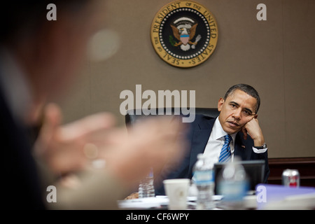 Präsident Barack Obama hält eine sichere Telefonkonferenz auf Libyen in den Situation Room des weißen Hauses 7. April 2011 in Washington, DC. Stockfoto