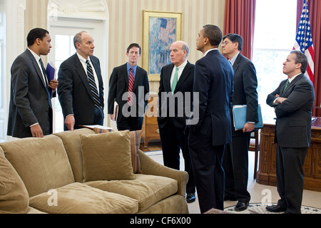 Präsident Barack Obama spricht mit Beratern vor Treffen mit House Speaker John Boehner und Senate Majority Leader Harry Reid im Oval Office laufenden Haushaltsverhandlungen auf eine Finanzierung Rechnung 7. April 2011 in Washington, DC zu diskutieren. Stockfoto