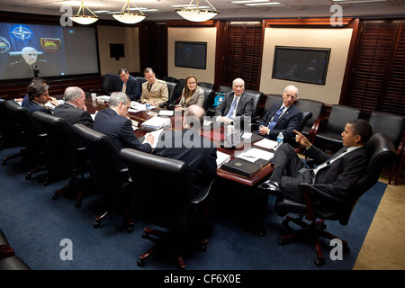 Präsident Barack Obama und Vize-Präsident Joe Biden halten eine sichere Telefonkonferenz auf Libyen in den Situation Room des weißen Hauses 6. April 2011 in Washington, DC. Stockfoto