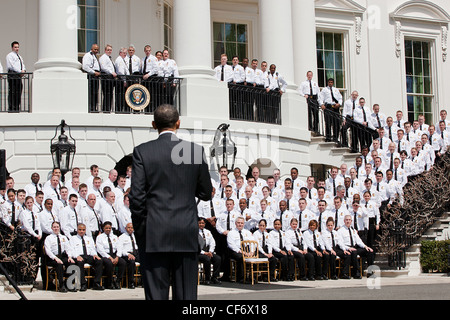 Präsident Barack Obama richtet sich United States Secret Service uniformierten Abteilung Offiziere vor ein Gruppenfoto auf dem Süden Portikus des weißen Hauses 4. April 2011 in Washington, DC. Stockfoto
