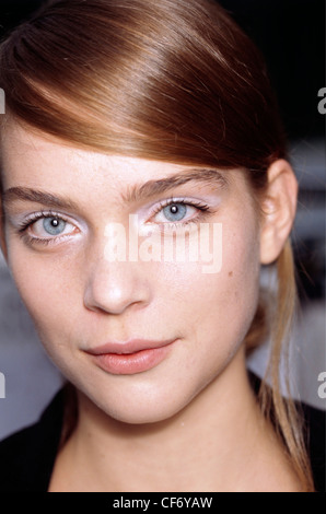 Chanel Backstage Paris bereit, tragen Frühling Sommer beschnitten Leiter Modell eleganten Fransen und weißen Lidschatten, halb lächelnd und Stockfoto