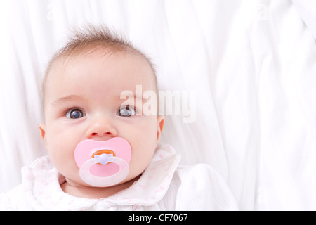 Babymädchen mit nachdenklichen Augen vor schläft. Stockfoto