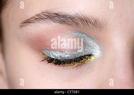 Chanel Backstage Paris bereit, tragen Frühling Sommer hautnah geschlossene Auge Weibchen tragen auffälliges metallisches Silber am Oberlid Stockfoto