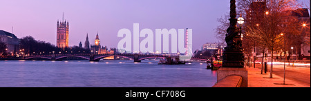 London - der Palace of Westminster in der Abenddämmerung Stockfoto