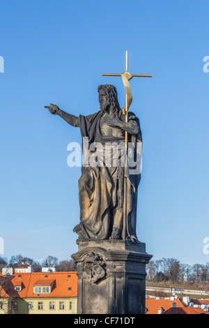 Statue von Jesus Christus mit Kreuz auf Charles Brücke (Karlovski Most), Old Town, Prag, Tschechische Republik Stockfoto