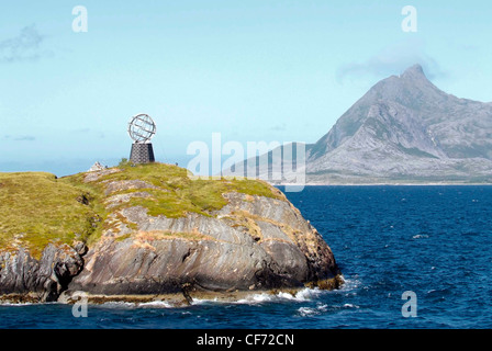 Norwegen – Ein Denkmal markiert den Polarkreis auf der Insel Oc Hestmannoy. Stockfoto