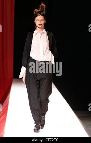 Yohji Yamamoto Paris bereit, WearSpringSummer 2012 Stockfoto