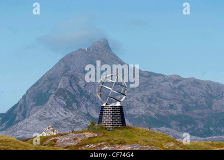 Norwegen – Ein Denkmal markiert den Polarkreis auf der Insel Oc Hestmannoy. Stockfoto