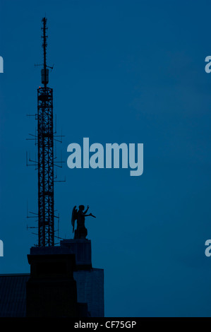 Silhouette des Senders und Statue im Alexandra Palace, London. Heimat der ersten UK TV-Übertragung. Stockfoto