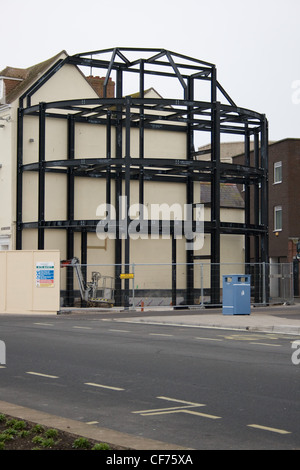 Metall gerahmt Gebäude im Bau auf Weymouth direkt am Meer. Stockfoto