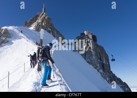 Mann Abstieg Arete von Aiguilles du Midi-Seilbahn Station mit Ski am Rucksack auf den Weg ins Tal Blanche Stockfoto