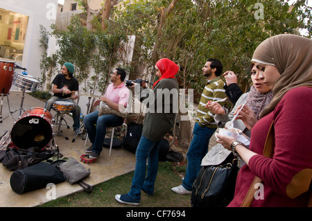 Jungen Ägypterinnen, Eis essen, beim Konzert Maadi Kairo Stockfoto