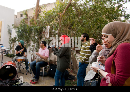 Jungen Ägypterinnen, Eis essen, beim Konzert Maadi Kairo Stockfoto