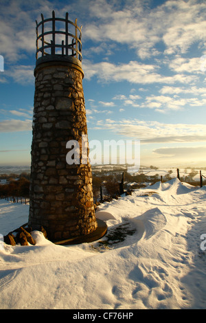 Crich Stand Leuchtfeuer im Schnee, Crich, Derbyshire. Stockfoto